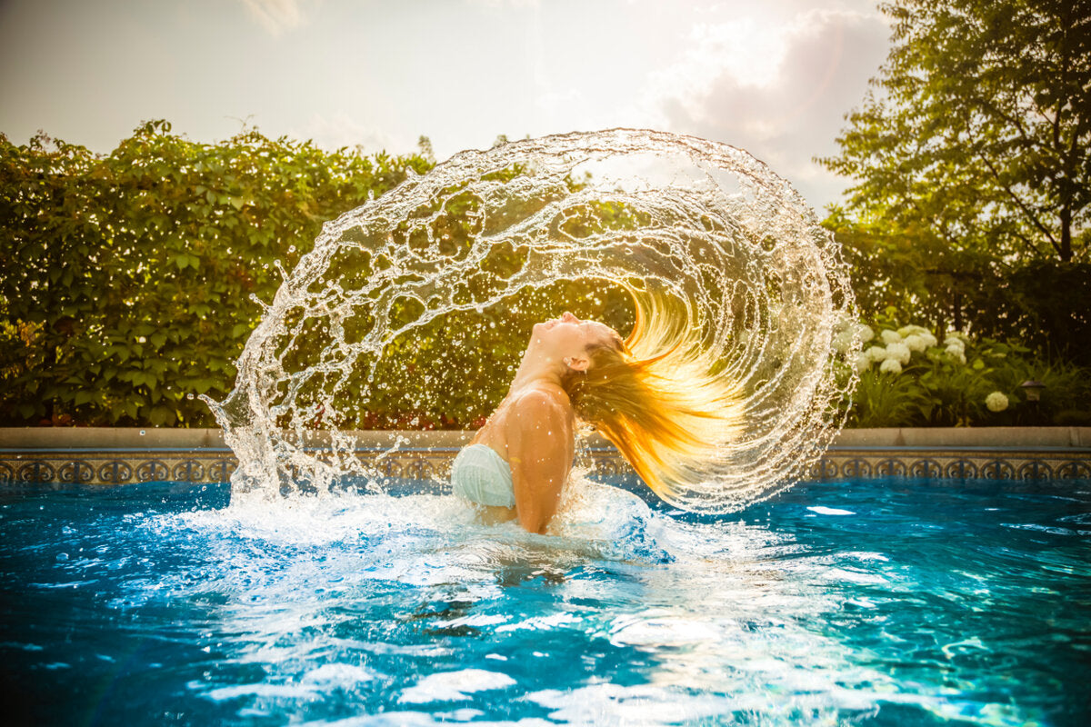 Sommer, Sonne und Wasser – so behalten Haare und Nägel ihren Glanz.