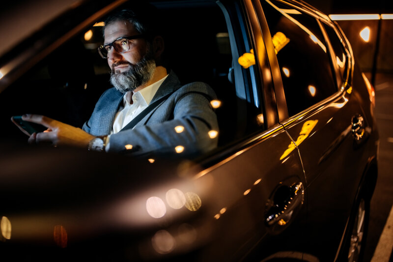 With increasing age, visual acuity decreases and often also night vision. This can lead to vision problems when driving at night.