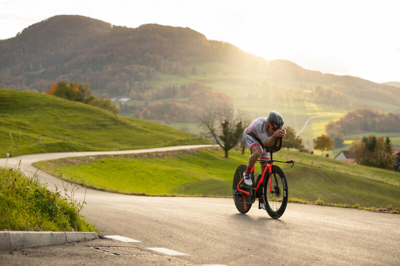 Un triatleta professionista prende integratori alimentari per aumentare le prestazioni.